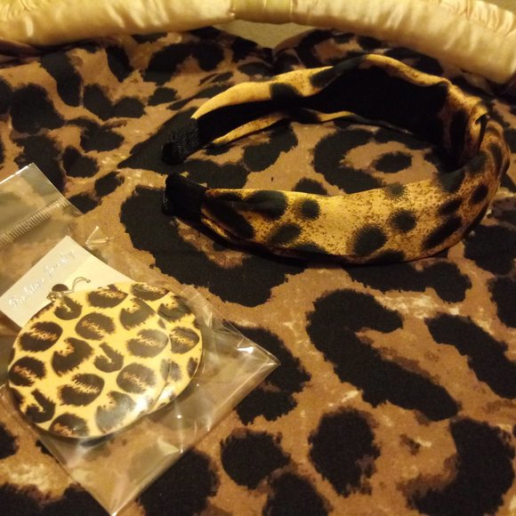 🇺🇸 3/$30 Leopard V Neck Blouse - Picture 6 of 9